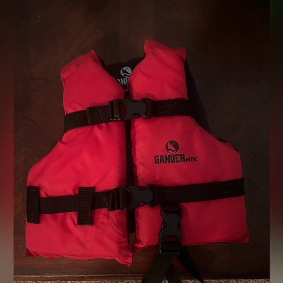 Child’s Red Gander mountain life vest. - Picture 1 of 3